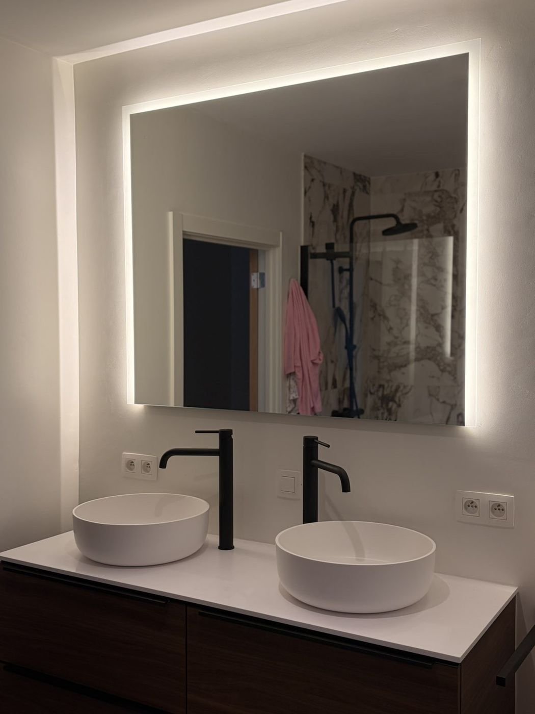 Badkamer met verlichte spiegel