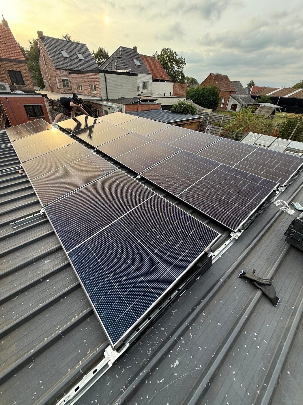 Plaatsing van zonnepanelen op een plat dak